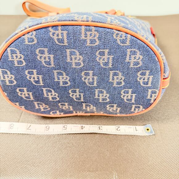 Dooney & Bourke North South Blue Denim Signature Cream DB Logo Bucket Bag Purse - Picture 6 of 15